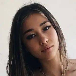 澳洲19岁亚裔女孩靠当“网黄”实现财富自由！父亲是知名医生