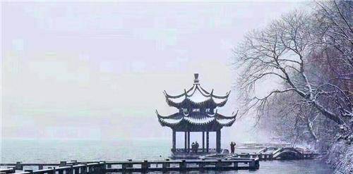 泰山上有2个字，难道众多日本学者，郭沫若加了4笔，众人拍手称快
