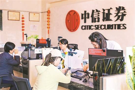 各路资金强势借道ETF“上车”