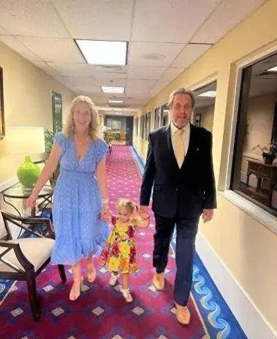 马斯克的“疯狂”父亲，3段婚姻7个孩子，与35岁继女再育新生命