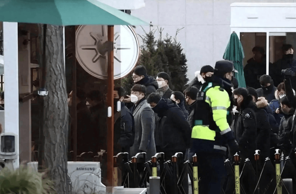 韩国政坛一夜大乱！150人冲进总统府，尹锡悦组织一万支持者拒捕