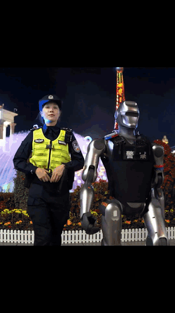未来已来 深圳街头现机器人警察 当地派出所：有巡逻作用 第一时间接处警