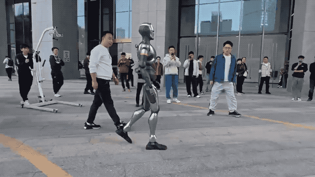 未来已来 深圳街头现机器人警察 当地派出所：有巡逻作用 第一时间接处警