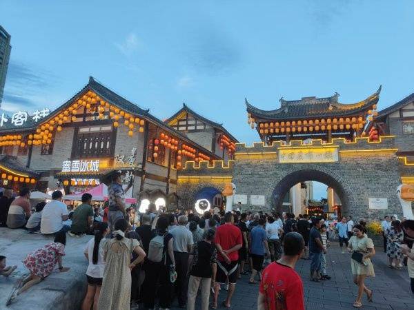高书记请吃饭后的荣昌：当事餐馆被预订满，墙上挂店老板和书记合照
