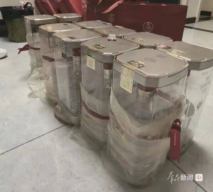 陕西一女子买10瓶五粮液，8瓶被官方鉴定为假，商家称是“职业打假人”拒绝赔偿